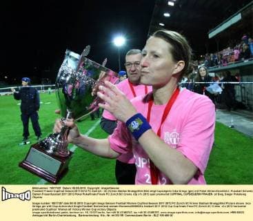 Fussball Frauen Cupfinal Saison 2011 2012 FC Zuerich - SC Kriens Stadion Bruegglifeld Bild zeigt Cupsiegerin Inka Grings (ger) mit Pokal Aktion Einzelbild 