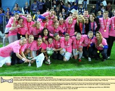 Fussball Frauen Cupfinal Saison 2011 2012 FC Zuerich - SC Kriens Stadion Bruegglifeld Bild zeigt Cupsieger (FC Zuerich ) mit Pokal Aktion Einzelbild 