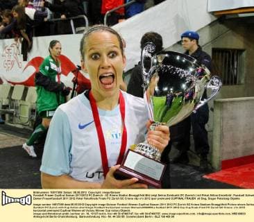 Fussball Frauen Cupfinal Saison 2011 2012 FC Zuerich - SC Kriens Stadion Bruegglifeld Bild zeigt Selina Zumbuehl (FC Zuerich ) mit Pokal Aktion Einzelbild 