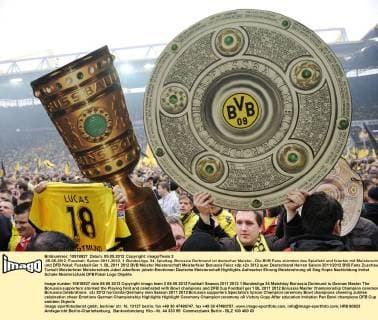 05-05-2012, Fussball, Saison 2011-2012, 1. Bundesliga, 34. Spieltag, Borussia Dortmund ist deutscher Meister - Die BVB Fans stürmten das Spielfeld und feierten mit Meisterschale und DFB Pokal
