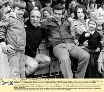 Uwe Seeler (BR Deutschland Hamburger SV, 2.v.li.) am Rande des Benefizspiels für Jürgen Bischof mit selbigem und dessen Familie, v.li.: Sven Bischof, Bärbel Bischof und Dirk Bischof