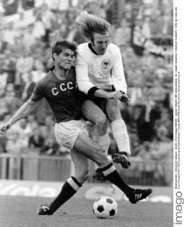 Günter Netzer (BR Deutschland, re.) gegen Wladimir Troschkin (UdSSR)