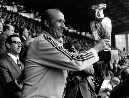 Bundestrainer Helmut Schön präsentiert den Pokal, Deutschland ist Europameister 1972