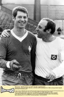 Arnold -Pico- Schütz (SV Werder Bremen, li.) und Uwe Seeler (Hamburger SV)
