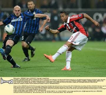 FUSSBALL INTERNATIONAL SERIE A SAISON 2011 2012 37.Spieltag Inter Mailand - AC Mailand 06.05.2012 Robinho (re, AC Mailand) gegen Esteban Cambiasso (Inter Mailand) 