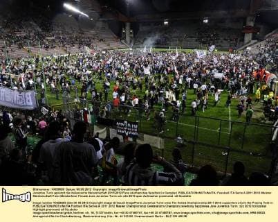 Juventus Turin gewinnt die italienische Meisterschaft 2011 2012:Fans stürmen das Spielfeld in Cacgliari 