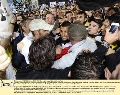 Juventus Turin gewinnt die italienische Meisterschaft 2011 2012: Arturo Vidal inmitten der Fans 