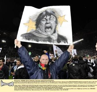 Juventus Turin gewinnt die italienische Meisterschaft 2011 2012: Fan mit dem Abbild von Trainer Antonio Conte 
