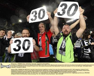 Juventus Turin gewinnt die italienische Meisterschaft 2011 2012: Fans feiern die 30. Meisterschaft und ignorieren damit die zwei aufgrund eines Bestechungsskandals aberkannten Titel 