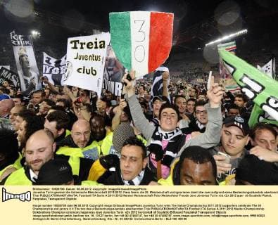 Juventus Turin gewinnt die italienische Meisterschaft 2011 2012: Fans feiern die 30. Meisterschaft und ignorieren damit die zwei aufgrund eines Bestechungsskandals aberkannten Titel 