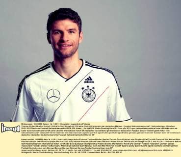 Thomas Müller Mueller Portrait, Porträt Aktion, Einzelbild Offizieller Portrait-Fototermin der deutschen Männer - Fussball Nationalmannschaft Nationalspieler, München, 29.01.2012 Deutsche Fussball Nationalmannschaft DFB, EM, Kader,