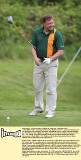 Jochen BEHLE, beim Abschlag. Der ehemalige Bundestrainer der deutschen Skilangläufer aus Willingen ist prominenter Teilnehmer beim Eagles Charity Turnier auf dem Golfplatz des Golfclubs Breisgau.