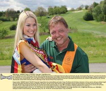 Jochen BEHLE und Isabel GÜLCK genießen die Natur. Der Ex-Serienmeister im Skilanglauf bei einer Pause gemeinsam mit der amtierenden Miss Germany aus Horst bei Hamburg. Die angehende Versicherungskauffrau und der ehemalige DSV Bundestrainer beim Eagles Charity Golfturnier auf dem Golfplatz des Golfclubs Breisgau.