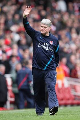 Fußball, Trainerhistorie, FC Arsenal Arsenal FC London vs. Norwich City FC - 05.05.12 Arsenal coach Pat Rice waves to the crowd after his last game at the Emirates before his retirement. 