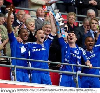 Chelsea FC London - Liverpool FC, Chelsea s John Terry and captain Frank Lampard lift the FA Cup after a 2-1 victory in the FA Cup Final at Wembley xHOCHxZWEIx xPropagandax 