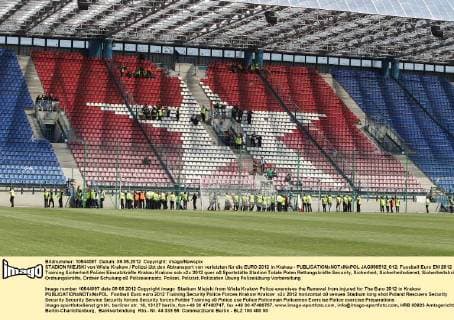 STADION MIEJSKI von Wisla Krakow Polizei übt den Abtransport von verletzten für die EURO 2012 in Krakau -  JAG090512_012