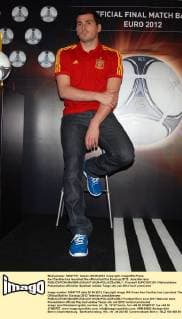 Iker Casillas has launched the official ball for Eurocup 2012. JosexSerrano 