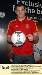 Iker Casillas has launched the official ball for Eurocup 2012. JosexSerrano 