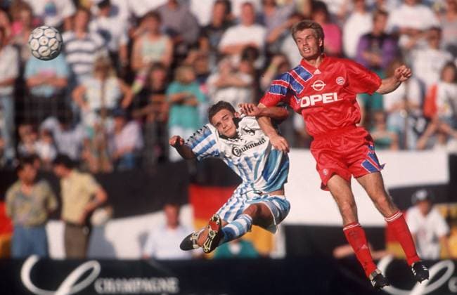 SPORT, FUSSBALL DFB-POKAL 1. RUNDE BORUSSIA NEUNKIRCHEN-BAYERN MÜNCHEN 0:6, 25.08.1992, NEUNKIRCHEN - Thomas HELMER (R, Bayern München) im Zweikampf gegen einen unbekannten Neunkirchener. Borussia Neunkirchen - Bayern München 25.08.1992