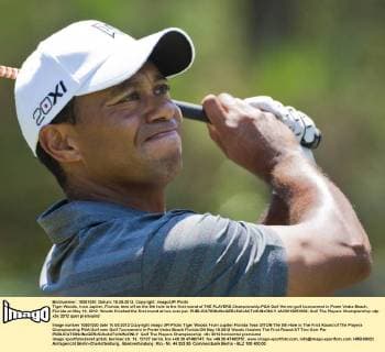 Tiger Woods, from Jupiter, Florida, tees off on the 9th hole in the first round of THE PLAYERS Championship PGA Golf Herren golf tournament in Ponte Vedra Beach, Florida on May 10, 2012. Woods finished the first round at two over par.  JAX2012051002