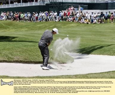 Tiger Woods, from Jupiter, Florida, hits from the bunker on the final hole of the first round of THE PLAYERS Championship PGA Golf Herren golf tournament in Ponte Vedra Beach, Florida on May 10, 2012. Woods finished the first round at two over par.  JAX2012051005