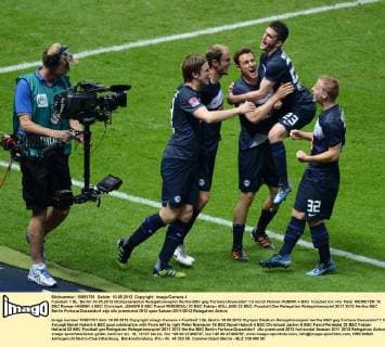 Fussball 1 BL Berlin 10.05.2012 Olympiastadion Relegationsspiel Hertha BSC geg Fortuna Düsseldorf 1:0 durch Roman HUBNIK 4 BSC Torjubel mit vlnr Peter NIEMEYER 18 BSC Roman HUBNIK 4 BSC Christoph JANKER 6 BSC Fanol PERDEDAJ 23 BSC Fabian HOLLAND 32 BSC