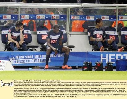 Raffael, rechts, Adrian Ramos und Fanol Perdedaj, alle Hertha BSC Berlin, enttäuscht nach dem Spiel auf der Bank, Enttäuschung, Resignation, Spielende, Aktion, quer Hertha BSC Berlin vs Fortuna Düsseldorf, 1.Bundesliga 2011 2012, Relegation, Relegationsrunde, 1. Spiel, Hinspiel, Herren, Fussball, Fußball, soccer, Deutschland, Germany Berlin, 10.5.2012, Olympiastadion