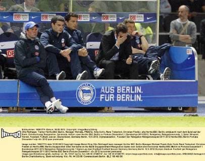 Otto Rehhagel, Trainer Hertha BSC Berlin, Manager MichaEL PREETZ, Ante Covic, Rene Tretschok, Christian Fiedler, alle Hertha BSC Berlin, enttäuscht nach dem Spiel auf der Bank, Enttäuschung, Resignation, Spielende, Aktion, quer Hertha BSC Berlin vs Fortuna Düsseldorf, 1.Bundesliga 2011 2012, Relegation, Relegationsrunde, 1. Spiel, Hinspiel, Herren, Fussball, Fußball, soccer, Deutschland, Germany Berlin, 10.5.2012, Olympiastadion