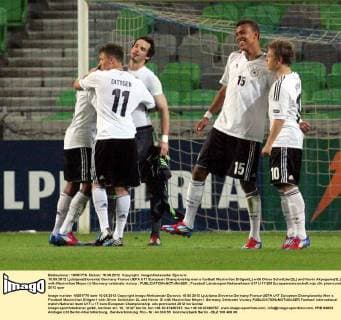 10.05.2012 Ljubljana(Slovenia) Germany-France UEFA U17 European Championship men s football Maximilian Dittgen(L) with Oliver Schnitzler(2L) and Kevin Akpoguma(3L) with Maximilian Meyer (r) Germany celebrate victory : 
