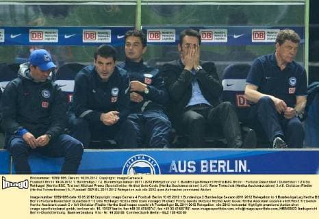 Fussball Berlin 10.05.2012 1. Bundesliga 2. Bundesliga Saison 2011 2012 Relegation zur 1. Bundesliga Hinspiel Hertha BSC Berlin - Fortuna Düsseldorf Düsseldorf 1:2 Otto Rehhagel (Hertha BSC, Trainer) Michael Preetz (Sportdirektor Hertha) Ante Covic (Hertha Assistenztrainer) 3.v.li. Rene Tretschok (Hertha Assistenztrainer) 2.v.li. Christian Fiedler (Hertha Torwarttrainer) li.