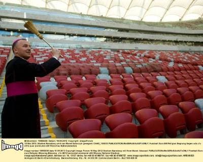 10 Mai 2012. Stadion Narodowy wird von Marek Solarczyk gesegnet. CHAD_100512 