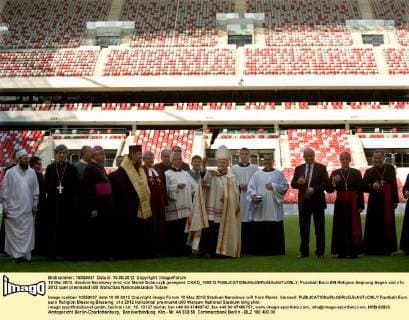 10 Mai 2012. Stadion Narodowy wird von Marek Solarczyk gesegnet. CHAD_100512 