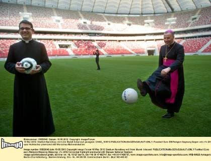 10 Mai 2012. Stadion Narodowy wird von Marek Solarczyk gesegnet. CHAD_100512 
