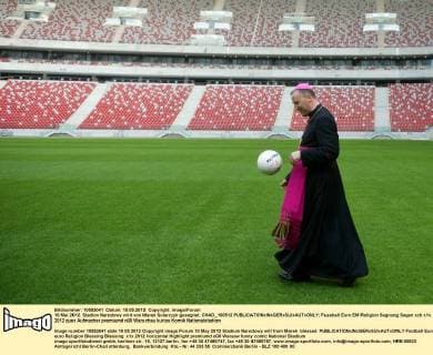 10 Mai 2012. Stadion Narodowy wird von Marek Solarczyk gesegnet. CHAD_100512 