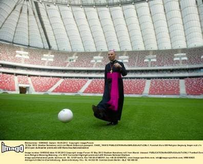 10 Mai 2012. Stadion Narodowy wird von Marek Solarczyk gesegnet. CHAD_100512 