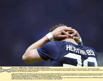 Patrick Ebert, Hertha BSC Berlin, enttäuscht, Einzelbild, Rückenansicht, Enttäuschung, Resignation, quer Hertha BSC Berlin vs Fortuna Düsseldorf, 1.Bundesliga 2011 2012, Relegation, Relegationsrunde, 1. Spiel, Hinspiel, Herren, Fussball, Fußball, soccer, Deutschland, Germany, Ergebnis 1:2 Berlin, 10.5.2012, Olympiastadion