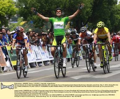 Melissa Hoskins (C) of team Greenedge-AIS celebrates after winning the Tour of Chongming Island Women World Cup in Shanghai, east China, May 11, 2012. (Xinhua Pei Xin) (jyc) CHINA-SHANGHAI-CYCLING-TOUR OF CHONGMING ISLAND WOMEN WORLD CUP (CN) 