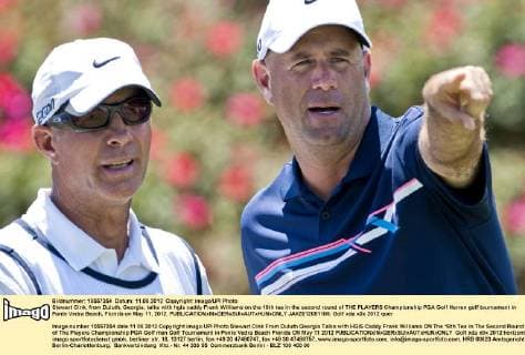 Stewart Cink, from Duluth, Georgia, talks with hgis caddy Frank Williams on the 18th tee in the second round of THE PLAYERS Championship PGA Golf Herren golf tournament in Ponte Vedra Beach, Florida on May 11, 2012.  JAX2012051105