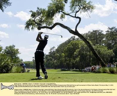 Tiger Woods hits on the hole six tee in the second round of THE PLAYERS Championship PGA Golf Herren golf tournament in Ponte Vedra Beach, Florida on May 11, 2012.  JAX2012051108