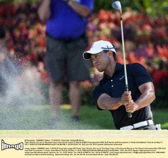 Tiger Woods hits out of the sand trap in the second round of THE PLAYERS Championship PGA Golf Herren golf tournament in Ponte Vedra Beach, Florida on May 11, 2012.  JAX2012051119