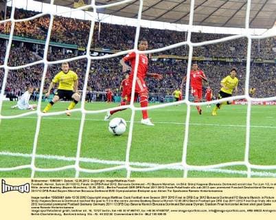 Fussball, Herren, Saison 2011 2012, Finale im DFB-Pokal 2012, Borussia Dortmund - FC Bayern München, im Bild: Shinji Kagawa (Borussia Dortmund) erzielt das Tor zum 1:0, in der Mitte Jerome Boateng (Bayern München), 12.05. 2012,