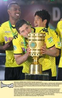 Kuba Jakub Blaszczykowski Pokal küssend, dahinter Felipe Santana, Shinji Kagawa Fußball Fussball DFB Pokalfinale Herren Saison 2011 12 12.05.2012 BVB Borussia Dortmund vs. FC Bayern München FCB Pokalsieger Pokalgewinner Sieger