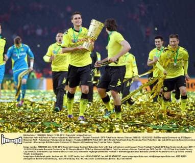 Sebastian Kehl mit Pokal in Fankurve laufend, Mannschaft Fußball Fussball DFB Pokalfinale Herren Saison 2011 12 12.05.2012 BVB Borussia Dortmund vs. FC Bayern München FCB Pokalsieger Pokalgewinner Sieger