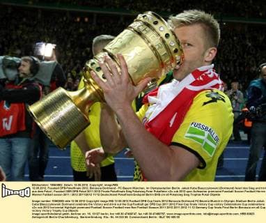 12.05.2012, Fussball DFB-Pokalfinale 2012, Borussia Dortmund - FC Bayern München, im Olympiastadion Berlin. Jakub Kuba Blaszczykowski (Dortmund) feiert den Sieg und trinkt aus dem Pokal