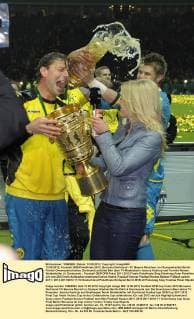 12.05.2012, Fussball DFB-Pokalfinale 2012, Borussia Dortmund - FC Bayern München, im Olympiastadion Berlin. Patrick Owomoyela (hinten, Dortmund) schüttet Bier über TV-Moderatorin Jessica Kastrop und Torwart Roman Weidenfeller (li, Dortmund).