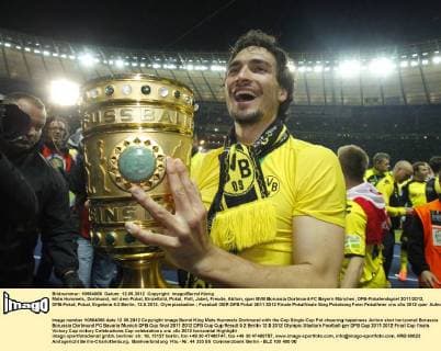 Mats Hummels, Dortmund, mit dem Pokal, Einzelbild, Pokal, Pott, Jubel, Freude, Aktion, quer BVB Borussia Dortmund-FC Bayern München, DFB-Pokalendspiel 2011 2012, DFB-Pokal, Pokal, Ergebnis 5:2 Berlin, 12.5.2012, Olympiastadion