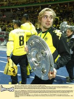 Marcel Schmelzer, Dortmund, mit der Meisterschale, Einzelbild, Schale, Meisterschale, Jubel, Freude, Aktion, hoch BVB Borussia Dortmund-FC Bayern München, DFB-Pokalendspiel 2011 2012, DFB-Pokal, Pokal, Ergebnis 5:2 Berlin, 12.5.2012, Olympiastadion