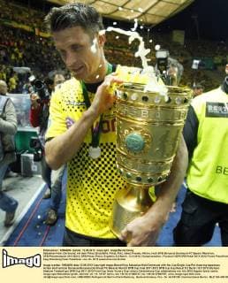 Sebastian Kehl, Dortmund, mit dem Pokal, Einzelbild, Pokal, Pott, Jubel, Freude, Aktion, hoch BVB Borussia Dortmund-FC Bayern München, DFB-Pokalendspiel 2011 2012, DFB-Pokal, Pokal, Ergebnis 5:2 Berlin, 12.5.2012, Olympiastadion