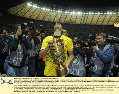 Sebastian Kehl, Dortmund, mit dem Pokal, spritzt den getrunkenen Champus aus, Einzelbild, Pokal, Pott, Jubel, Freude, Aktion, quer BVB Borussia Dortmund-FC Bayern München, DFB-Pokalendspiel 2011 2012, DFB-Pokal, Pokal, Ergebnis 5:2 Berlin, 12.5.2012, Olympiastadion