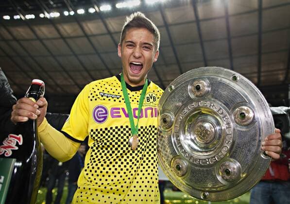 Fußball, Borussia Dortmund, Deutscher Meister 2012 Berlin, 12.05.2012, DFB-Pokal Schlussjubel: Moritz Leitner (BvB) mit Meisterschale Borussia Dortmund - Bayern München